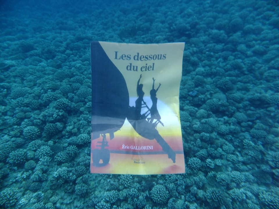 Lecture sous-marine en Polynésie par Mélina.