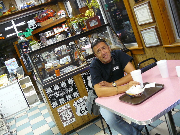 Un diner, quelque part sur la Route 66. Des larmes sur la route...