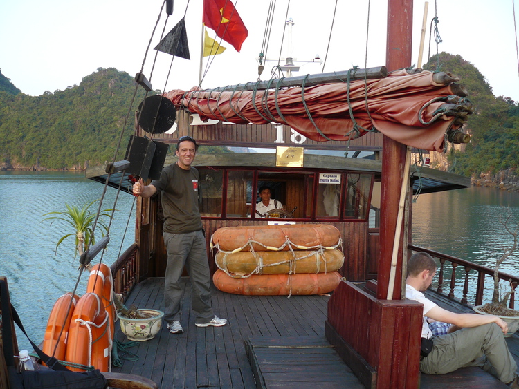 Vietnam, baie d'Halong. La piste des éléphants. Mon premier roman et le début de l'aventure...