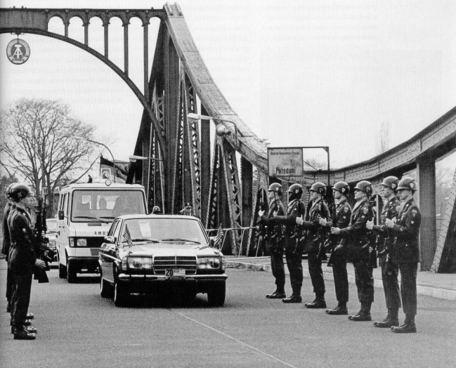Convoi mortuaire et honneur aux armes sur le pont de Glienicke (des espions), après l'agression mortelle