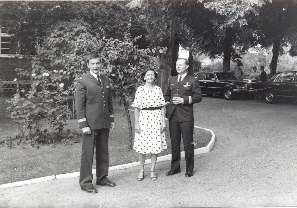 De droite à gauche: le colonel Huet, son épouse et le colonel Manificat