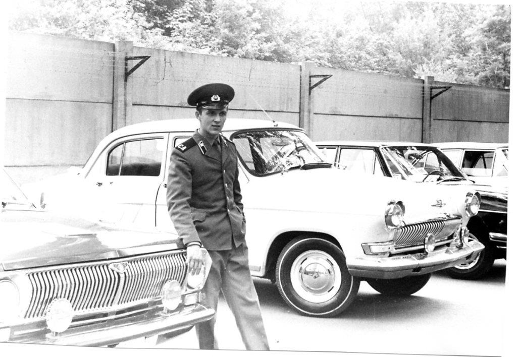 Le conducteur de la SRE attend - le 14 Juillet 1972
