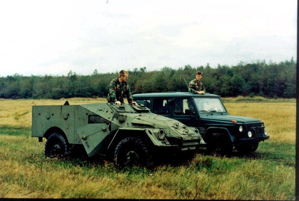Un BTR40 et une VGL de l'USMLM sur un terrain NVA