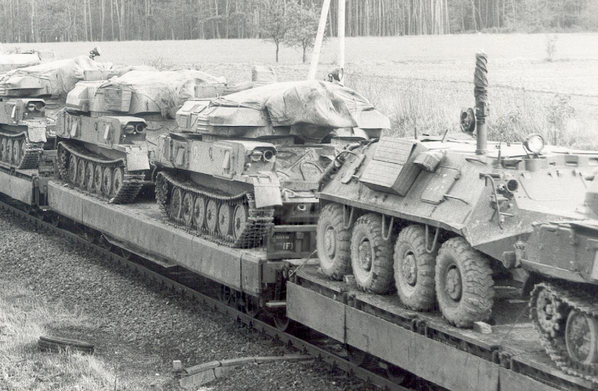 Convoi de matériels sol air. ZSU 23-4 et BTR60 PA