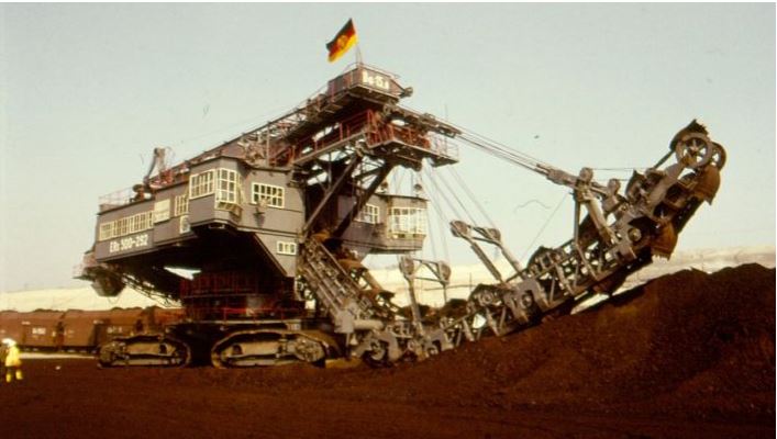 Excavatrice dans la mine de lignite de Cottbus-Nord (brochure DDR)