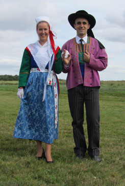 Costumes de jeune fille et de jeune homme de Plougastel Daoulas