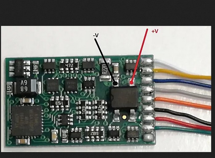 sur un LENZ standard+, on peut connecter les 2 fils vers le Powerpack directement sur les 2 pins de sorti du pont redresseur:

​