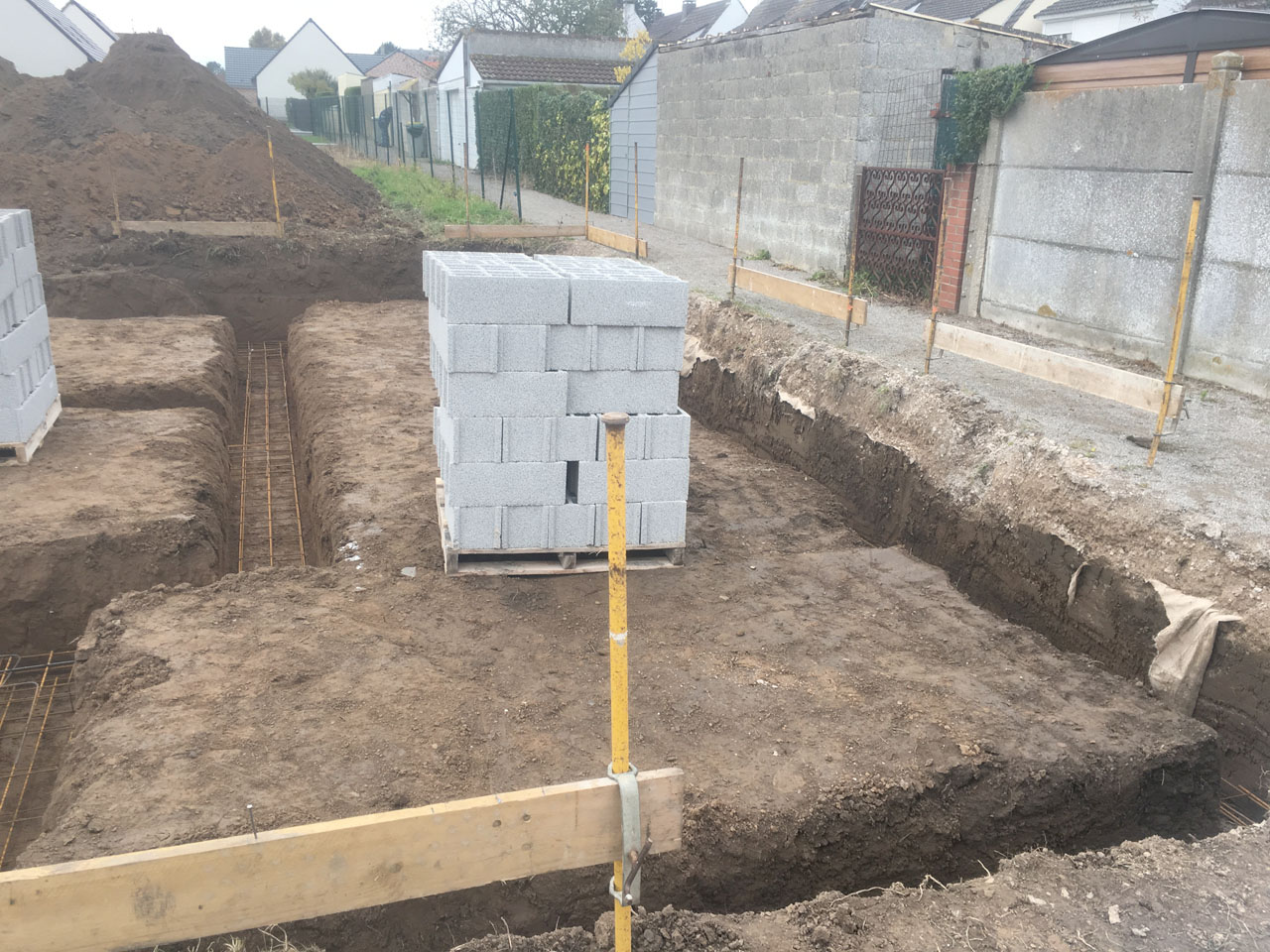 Mise en position des armatures (fers à beton) dans les semelles de fondations