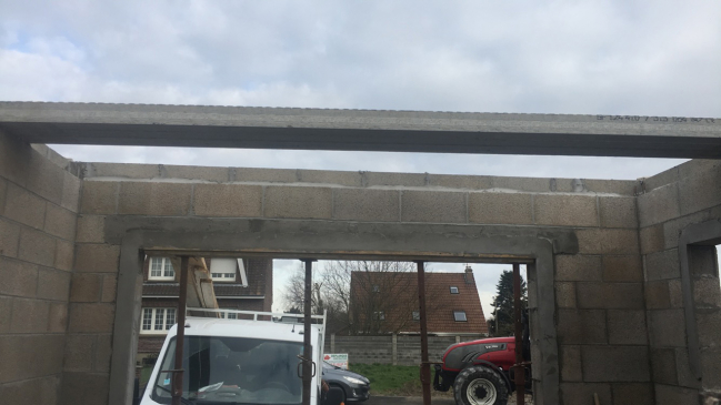 Pose des poutrelles béton et des hourdis bois et polystyrène