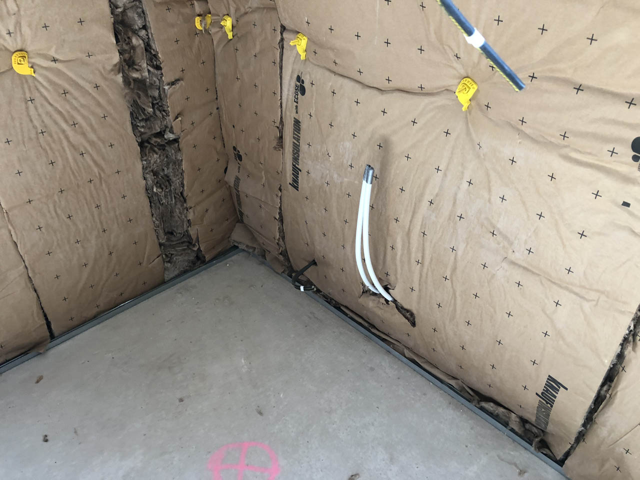 Les ossatures des murs et des cloisons sont fixées. Les cables, les alimentations et l'isolant sont positionnés précisement. Et en dernier, les plaques de platre sont vissées sur les murs et cloisons.