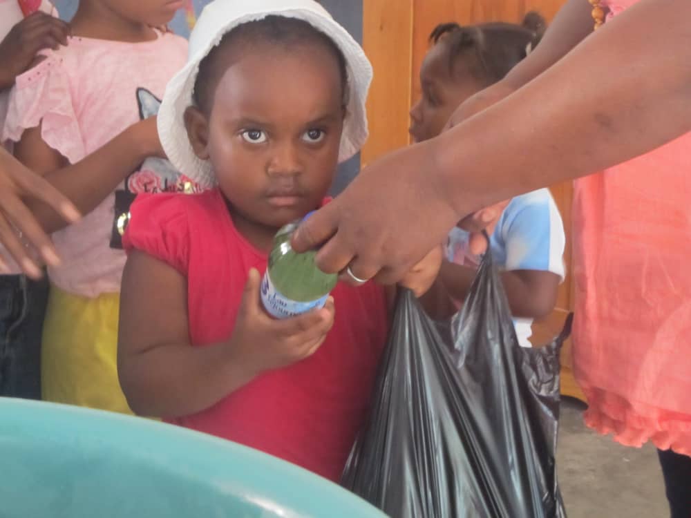 Distribution de kits alimentaires à l'école de Rivière-Froide