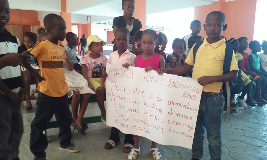 Distribution de kits alimentaires à l'école de Rivière-Froide et remerciements des élèves
