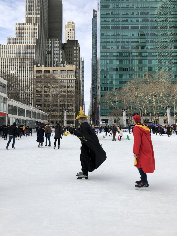 Bryant Park, petite patinoire installée près de Times Square