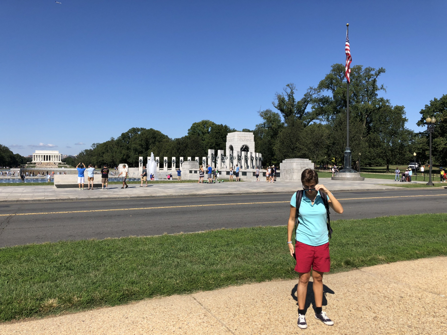 Devant le Mémorial de la 2nde Guerre Mondiale, avec en fond le Lincoln Memorial