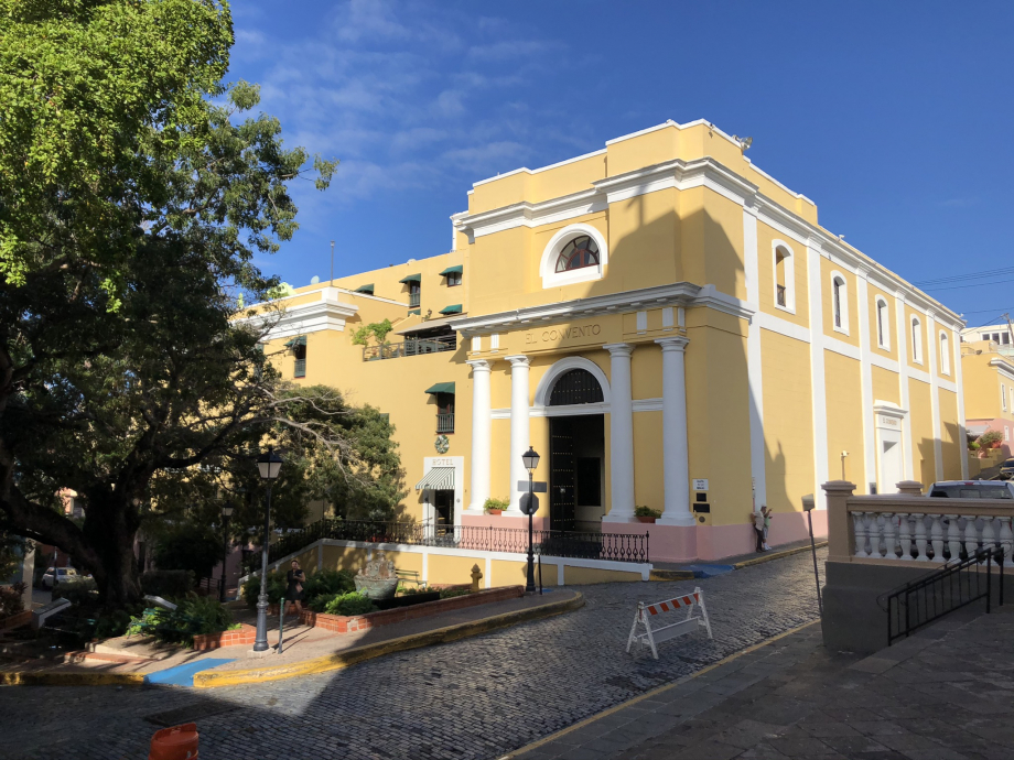 L'hôtel El Convento et la plazuela Las Monjas