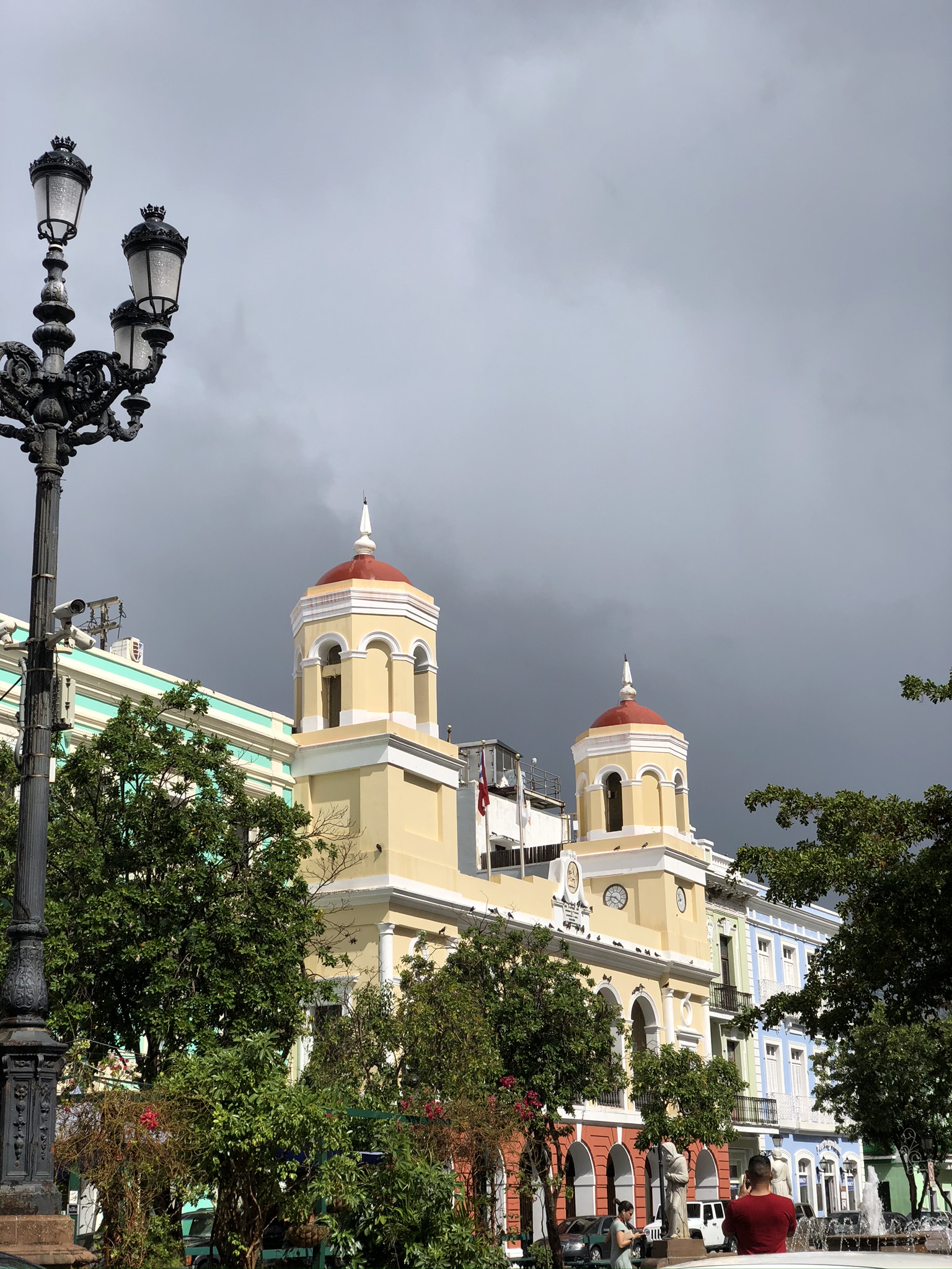 Plaza des Armas sous un nuage gris
