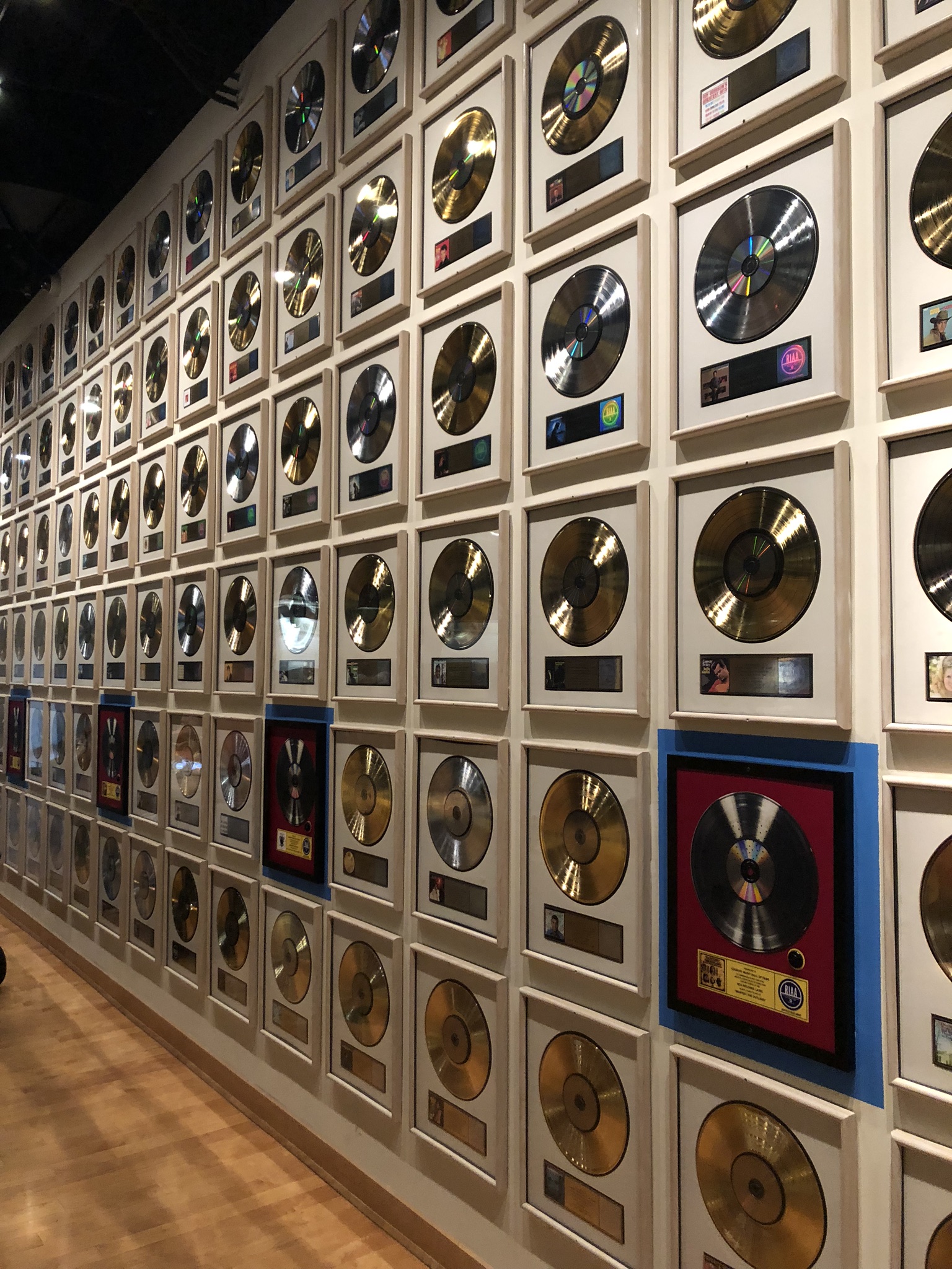 un mur avec que des disques d'air - certaines chansons ou albums ont été vendus par millions, c'est fou