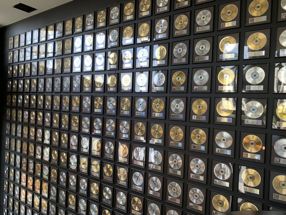 Murs encore blindés de disques - y en avait partout - des centaines