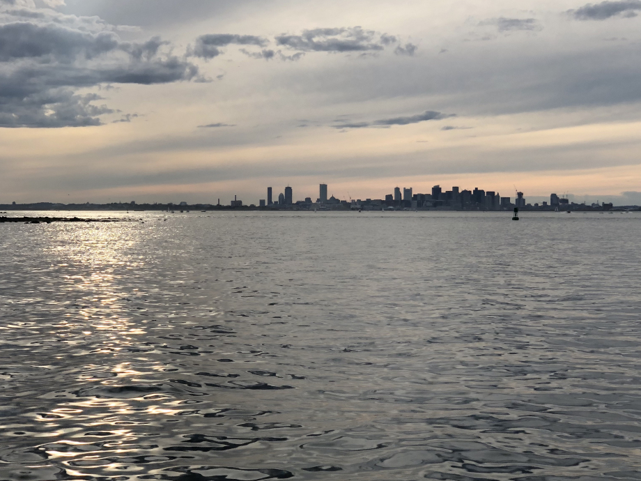 Au loin, la Skyline de Boston