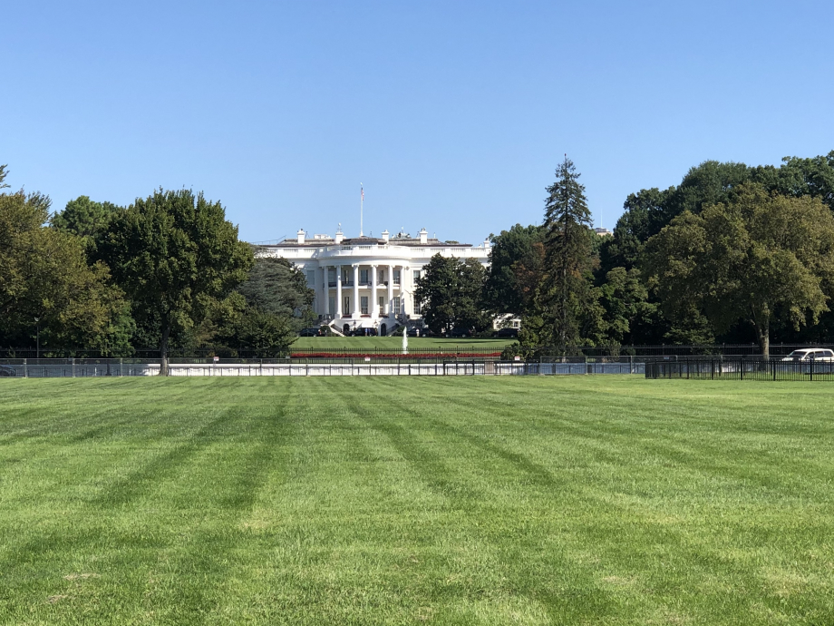 La Maison Blanche, vue de face. Mais d'assez loin.