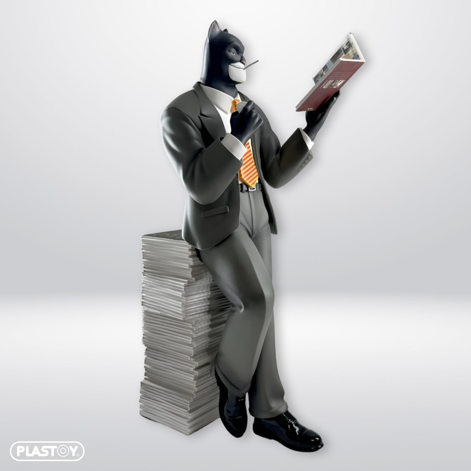 EAN : 3521320002002 - Figurine collection Plastoy John Blacksad s'appuyant sur sa pile d'albums (2024)