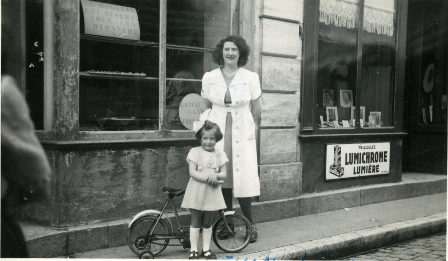 Ci-dessous : Mme DAGOIS et sa fille Yvette, le 08/06/1941, devant la pâtisserie
Coll. Yvette DAGOIS-PETERSON
