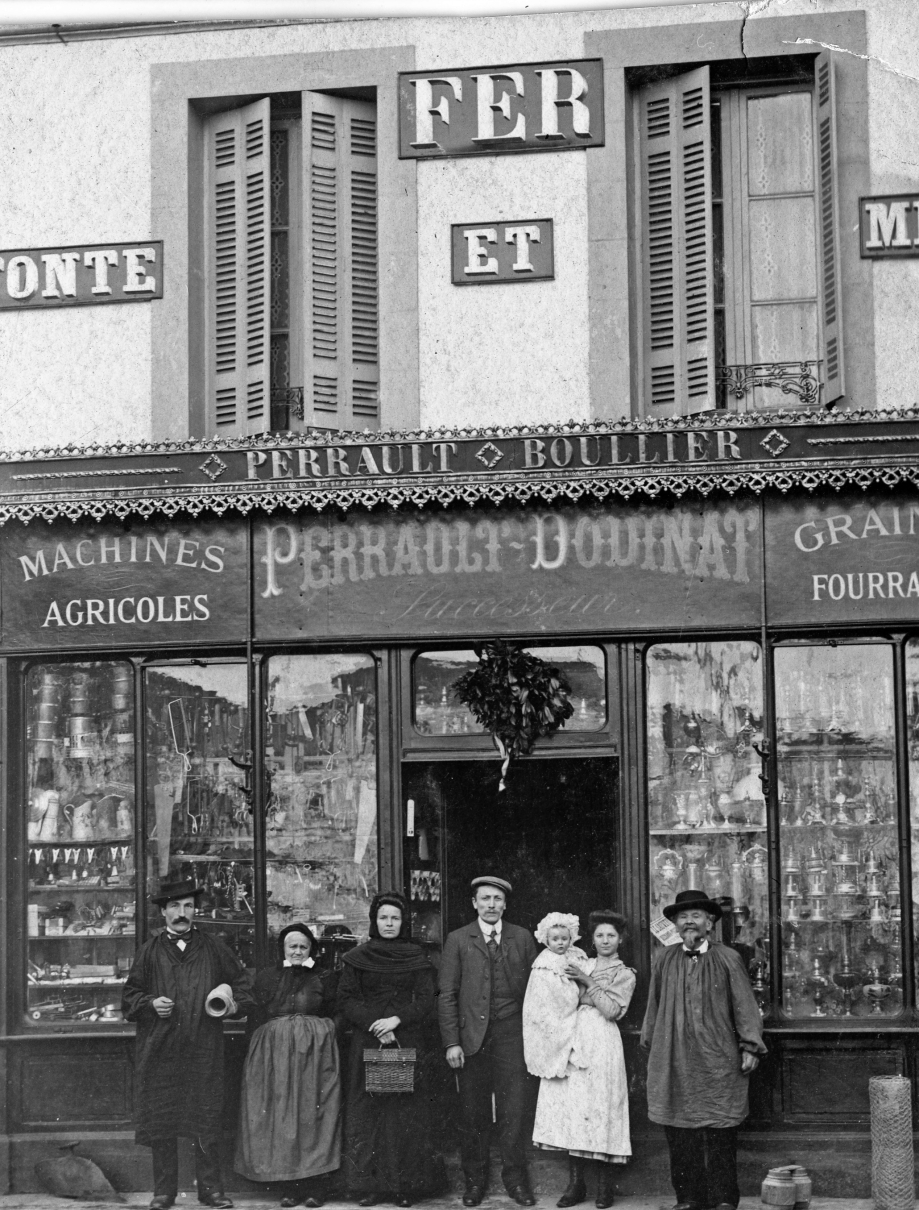 La vitrine de la quincaillerie - 1909 - 
Au centre, Émile PERRAULT prend la pose sous le bouquet de Saint-Éloi, patron des ouvriers du fer !
Coll. Les Mangeurs de Grenouilles
