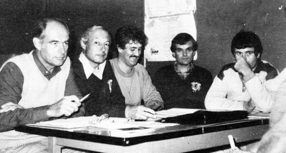 Assemblée Générale 1986 : Armand LE GALL (secrétaire) - Bernard BOUQUINAU (président) - André PROT (animateur sportif) - Claude HÉRAULT (trésorier) et Jean-Paul POUILLARD (professeur) - 
Coll. Romain PERSONNAT