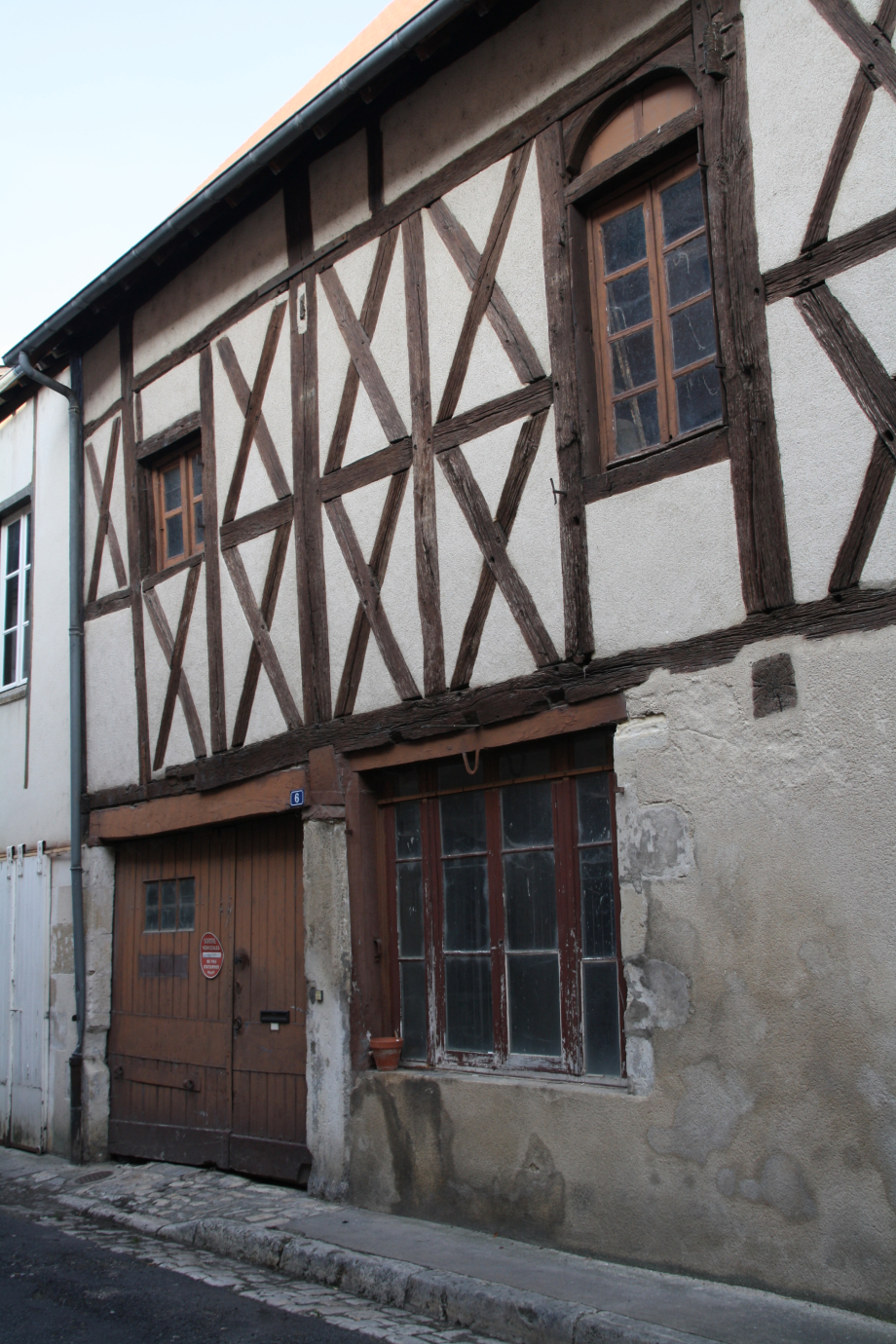 Ancien immeuble PERRAULT, jugé comme étant une des plus vieille maison de Lignières ! 
Rue Marcel Gourlier (ancienne rue de la Poste)
© Romain PERSONNAT