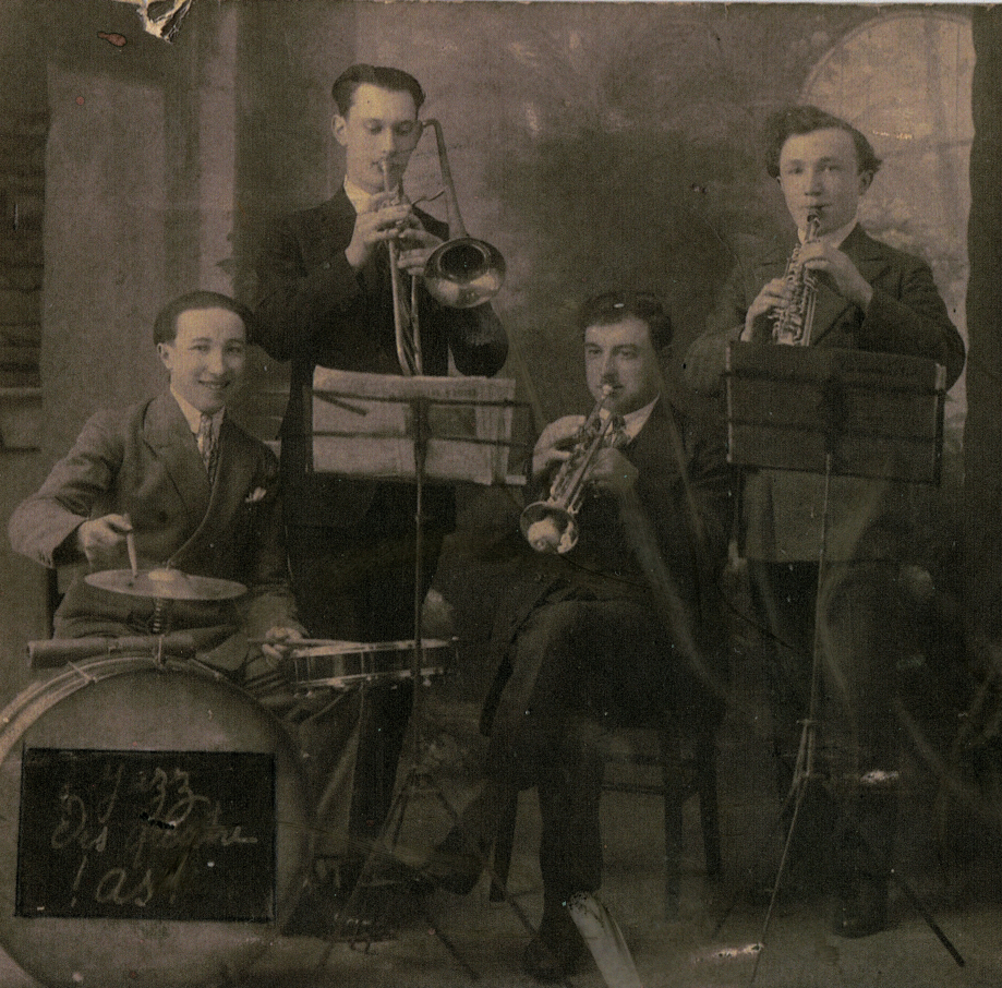 Dans les années 30, le jazz s'impose en France et les musiciens lignièrois s'adaptent.
Ci-dessous : 
