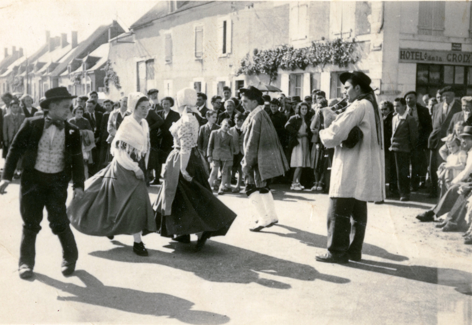 Roger PEARRON (1925/1982) faisant danser ses Thiaulins à la Croix-de-Pierre au début des années 1950 ! 
Coll. Romain PERSONNAT