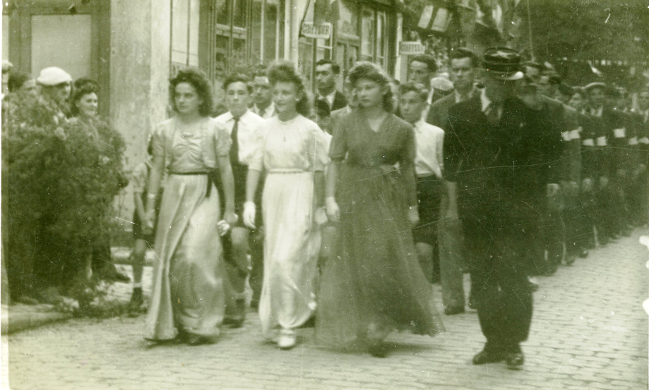 Les trois couleurs : Jeanne BACHET (bleu), Jacqueline MARTIN (blanc...grâce à la robe de mariée de Mme TUZET) et Dana RYL (rouge). 
Coll. Bernadette BOUQUET