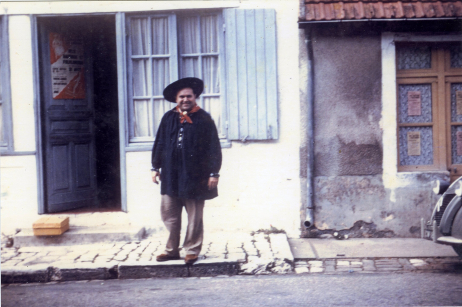 Roger PEARRON devant sa maison, sur les Ponts - Fin des années 1970.
Coll. Jean GONNET