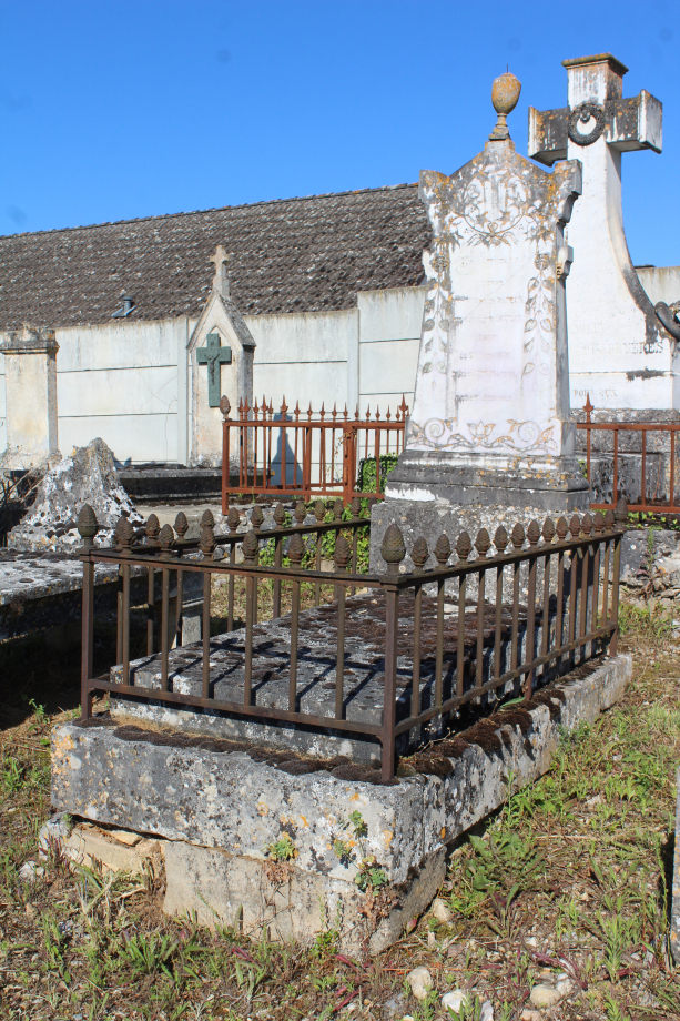 Tombe de la veuve PATEUX au cimetière Saint-Blaise de Lignières
© Romain PERSONNAT