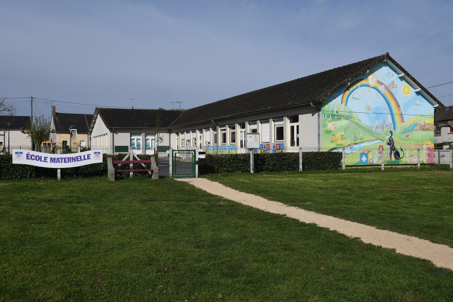 École maternelle, aujourd'hui...et son pignon est orné d'une peinture de Franck LEMORT ! 
© Roland MELIN