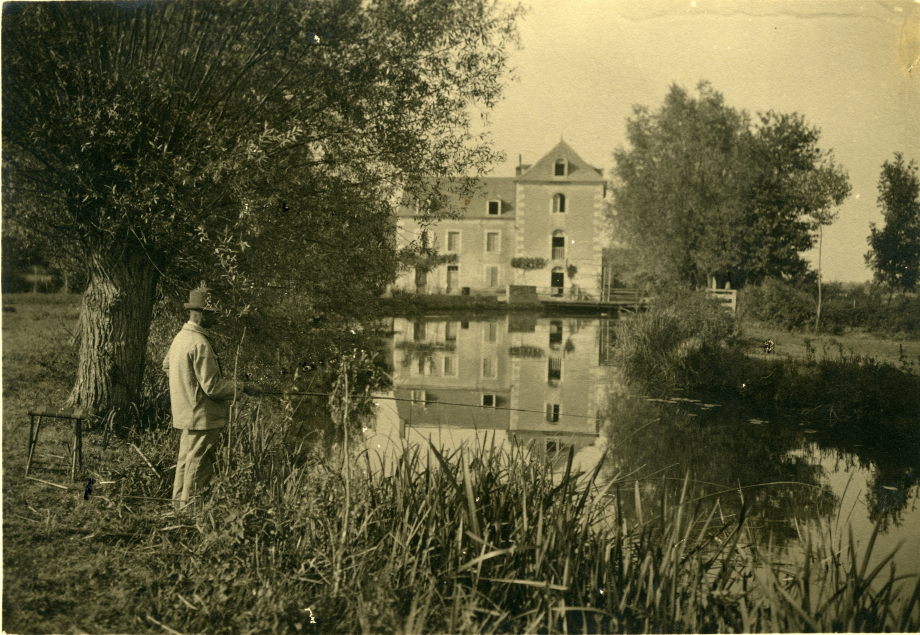 Pêcheur devant le moulin draps
Fonds MAUDUIT - vers 1930
Coll. Les Mangeurs de Grenouilles