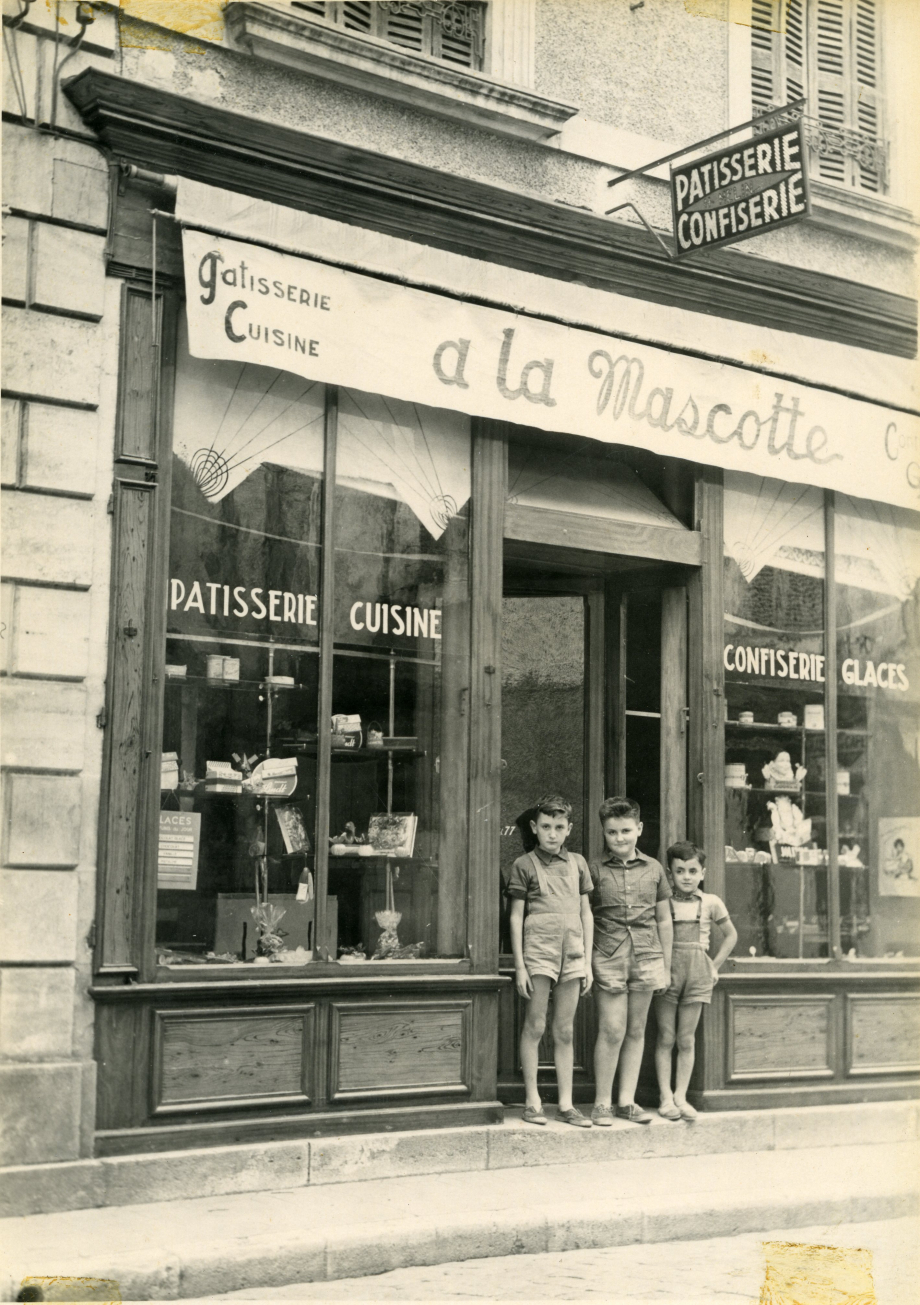 Roland, Daniel et Gérard MELIN, devant la pâtisserie - 1955
Coll. Roland MELIN
