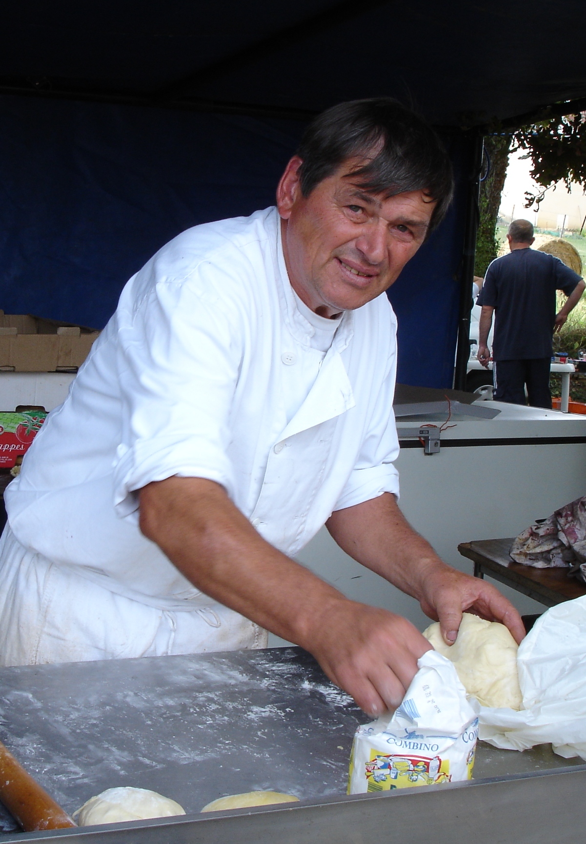 Ci-contre : Daniel DÉTARET fabriquant sa fameuse galette aux patates !
Saint-Hilaire - 06/08/2006 
© Romain PERSONNAT