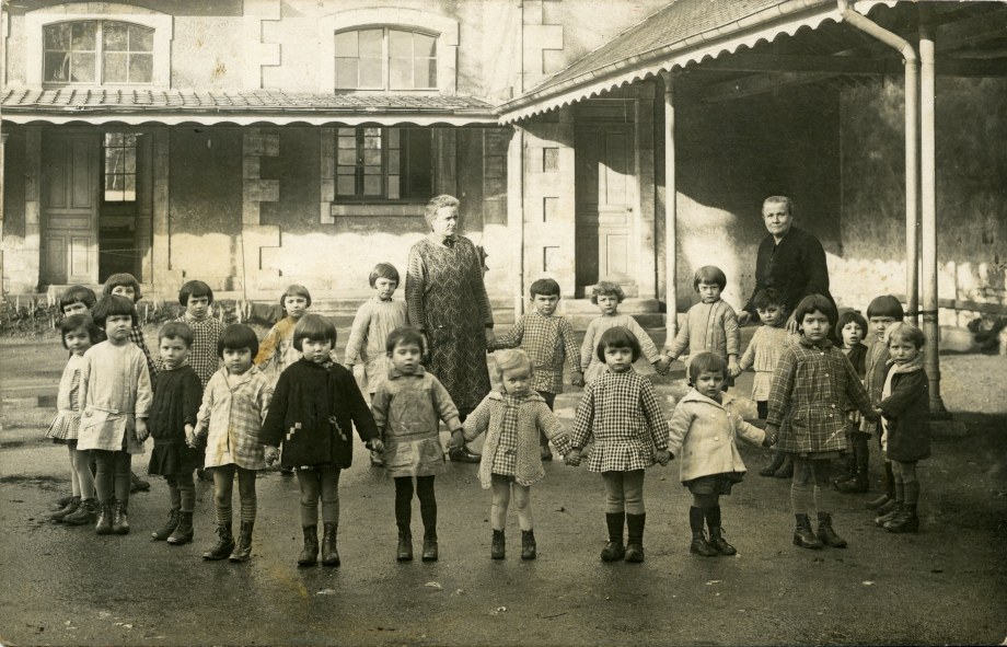 École maternelle de Lignières - Vers 1930 - 
Mme BERGERON (femme de service) et Mme THIDET (institutrice) - Coll. Romain PERSONNAT