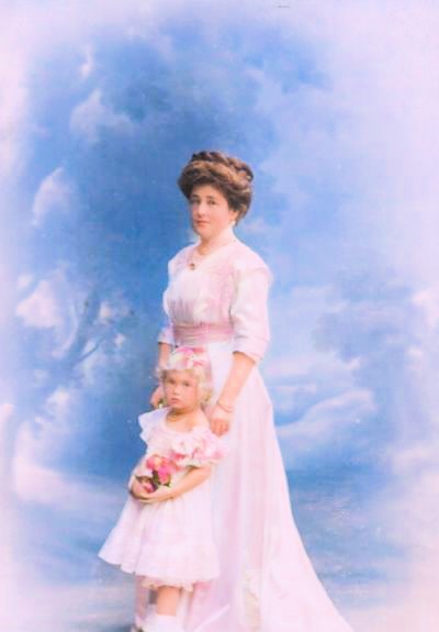 Unknown_photographer_-_Photograph_of_Marie_Anne_of_Habsburg-Teschen,_Princess_of_Parma,_with_her_daughter_Princess_Elisabeth