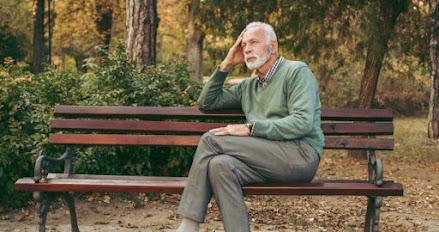 homme qui attend sur un banc