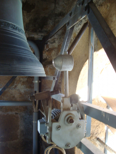 Marteau électrique actionné depuis la sacristie ou depuis le pied du clocher à l'aide d'un clavier à 4 touches. Utilsation par temps de grand froid ou en cas de blessure du carillonneur.