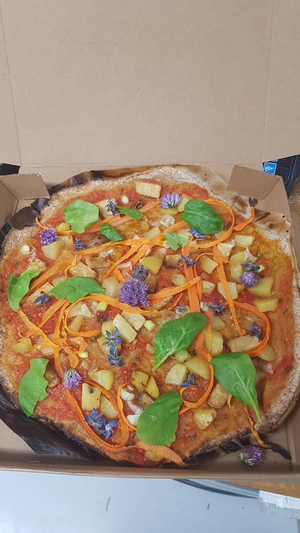 pizza végane sans gluten et fleurs comestibles