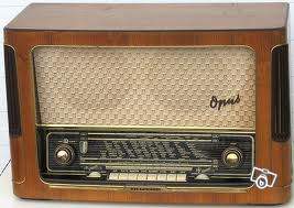 Ancien poste radio à lampes Telefunken Opus.jpg