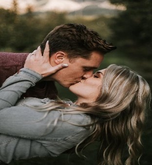 Un homme et une femme qui s’embrassent dans un champ