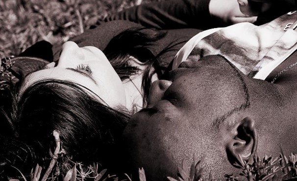 Un couple allongé dans l’herbe