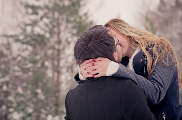Un couple qui s’embrasse dans la neige