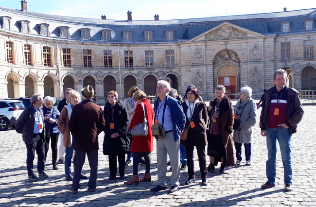 PanAMe devant les grandes écuries de Versailles