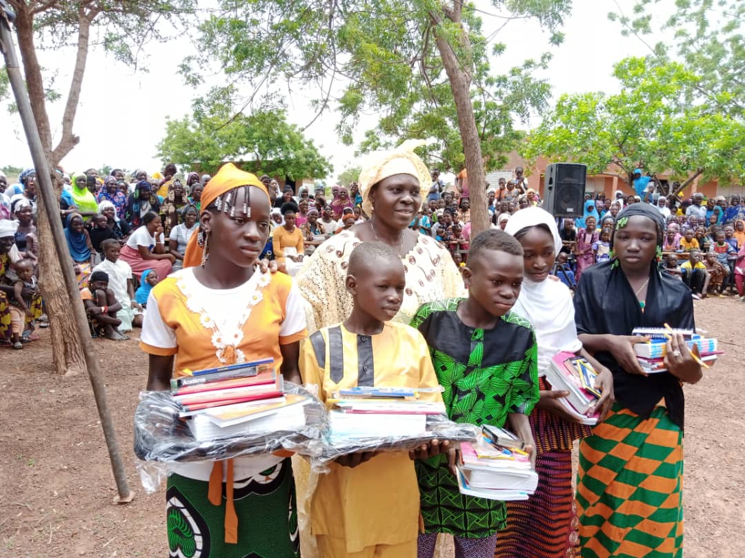 Remise de fournitures scolaire aux 5 premiers du CM1