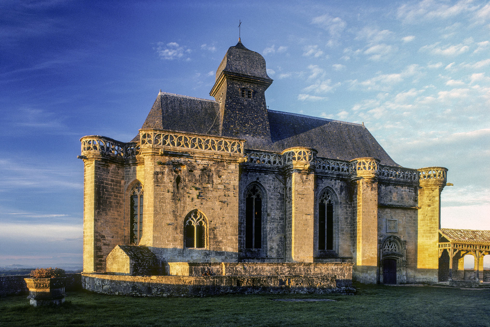 Château_de_Biron,_élévation_E